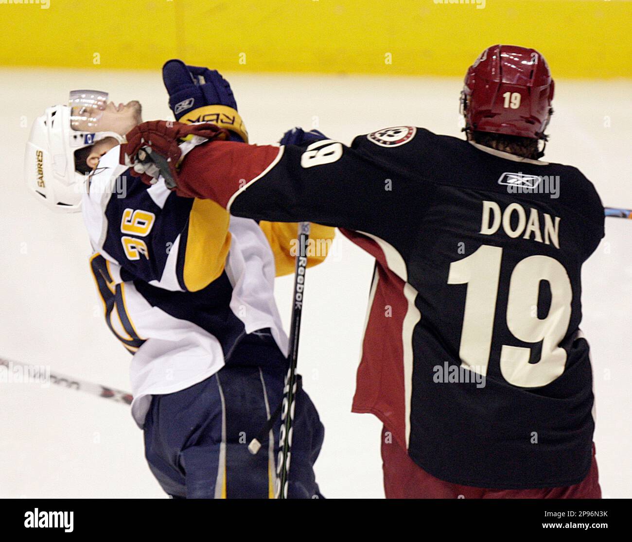 Buffalo Sabres right winger Patrick Kaleta, left, is checked by Phoenix Coyotes left winger Shane Doan, right, in the third period of an NHL hockey game Saturday, Jan. 31, 2009, in Glendale, Ariz. The Sabres won 2-0. (AP Photo/Paul Connors) Stockfoto