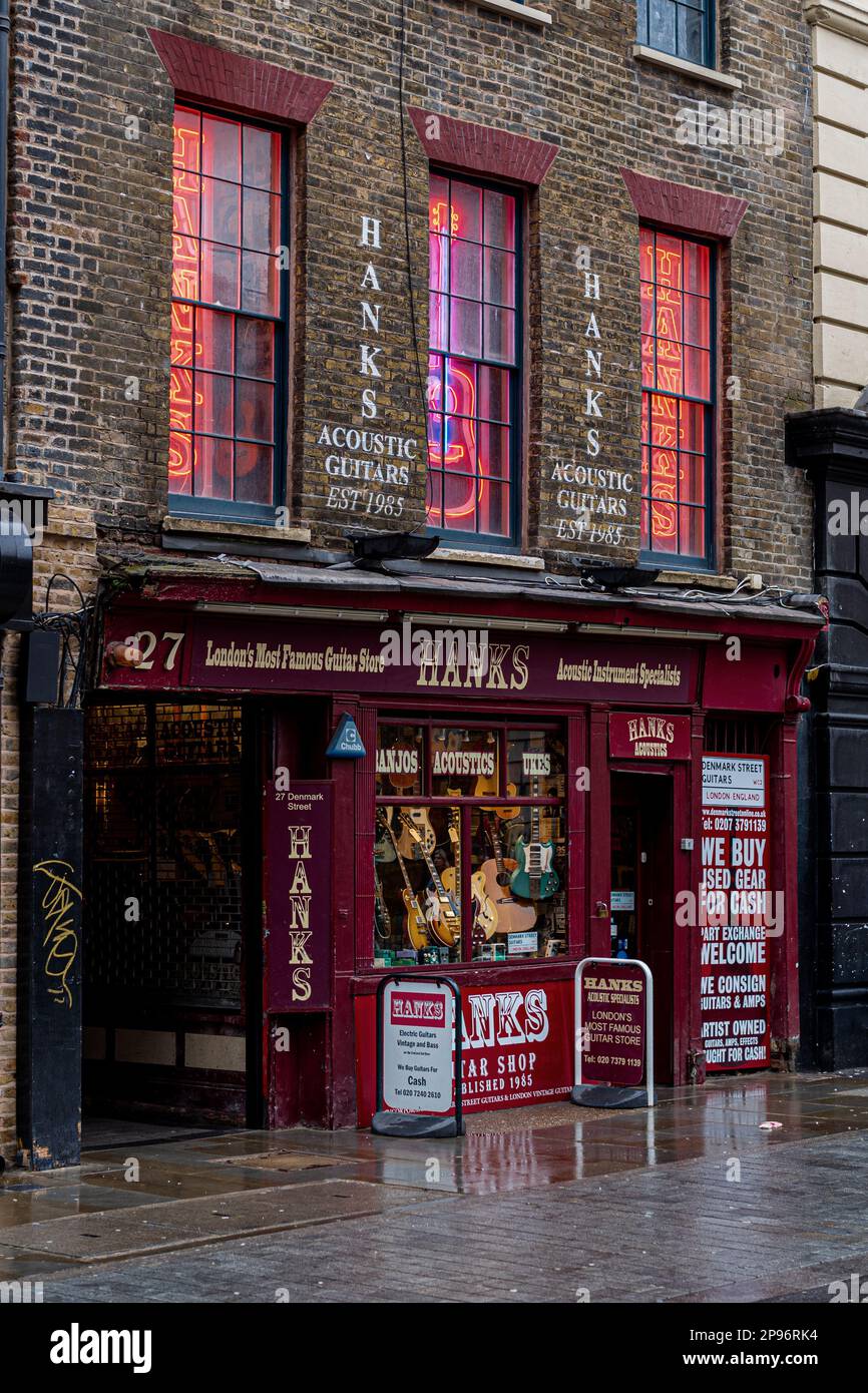 Hanks Guitar Store in Londons berühmter Demark Street im Viertel Soho, einst bekannt als Tin Pan Alley. Gegründet 1985. Hanks Guitar Shop London. Stockfoto