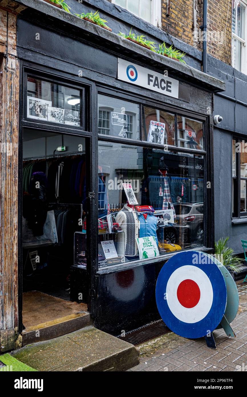 Face Mod Modegeschäft in 25 D'Arblay Street, London, Großbritannien. Face ist seit über 40 Jahren ein Modegeschäft und Markengeschäft in der Carnaby Street. Stockfoto