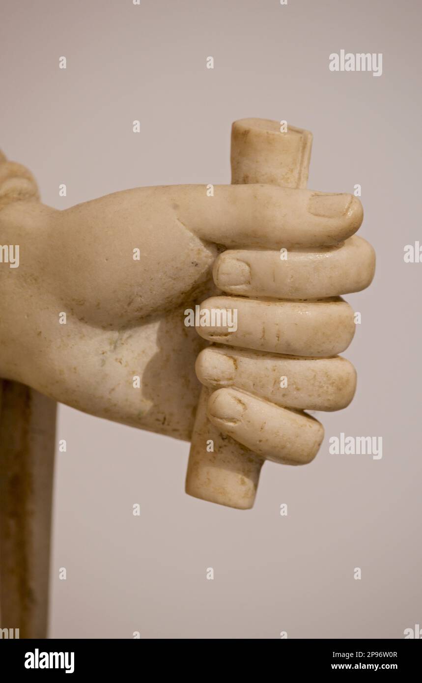 Details römischer Figuren, die aus den Ruinen von Pompeji ausgegraben wurden. Eine Hand, die eine Schriftrolle zusammenfaltet. Das Antiquarium von Pompeji wurde 1873 eröffnet, 1980 jedoch geschlossen. Es wurde erst 2021 wieder als Museum mit einer permanenten Ausstellung von Artefakten eröffnet. Stockfoto