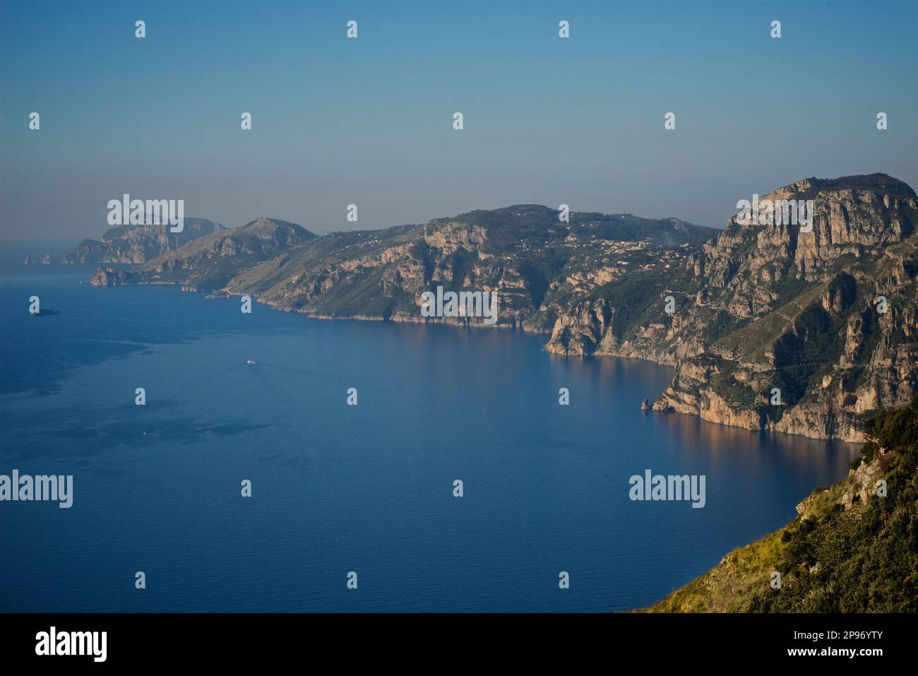 Die Annäherung an Positano vom Walk of the Gods. Tyrrhenisches Meer, Mittelmeer, Amalfiküste Italien. Halbinsel Sorrent Stockfoto
