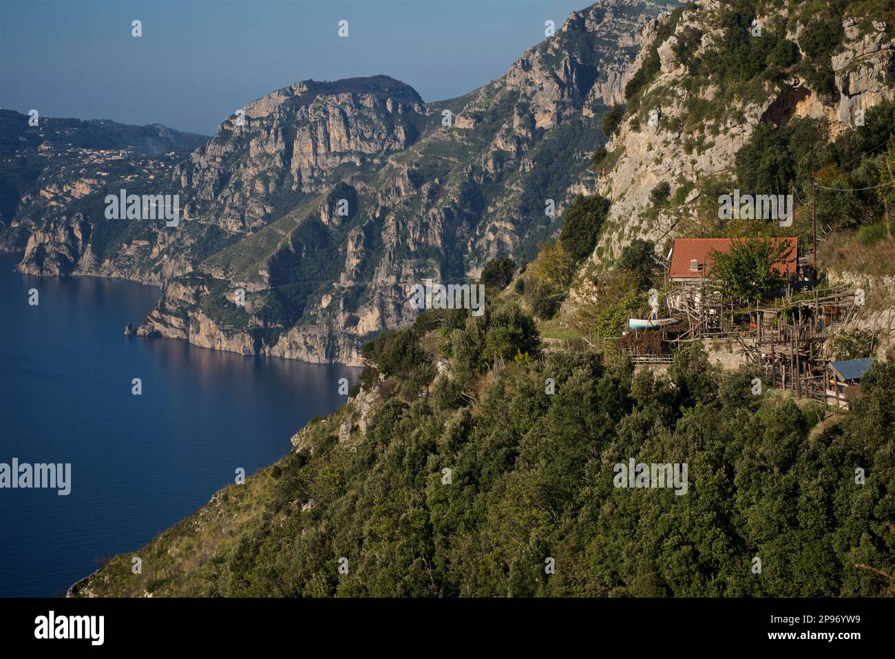 Die Annäherung an Positano vom Walk of the Gods. Tyrrhenisches Meer, Mittelmeer, Amalfiküste Italien. Stockfoto