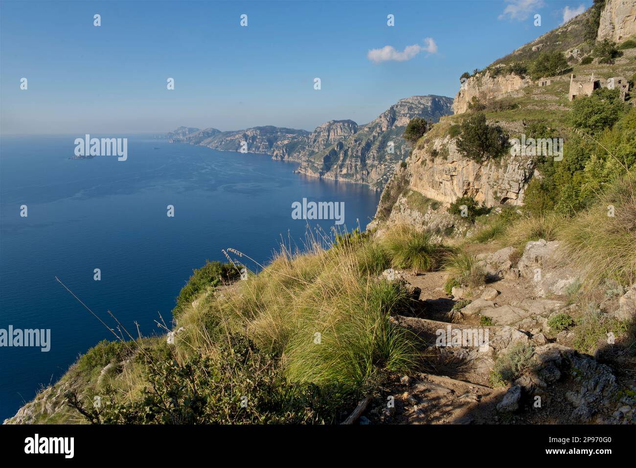 Die Annäherung an Positano vom Walk of the Gods. Tyrrhenisches Meer, Mittelmeer, Amalfiküste Italien. Halbinsel Sorrent Stockfoto