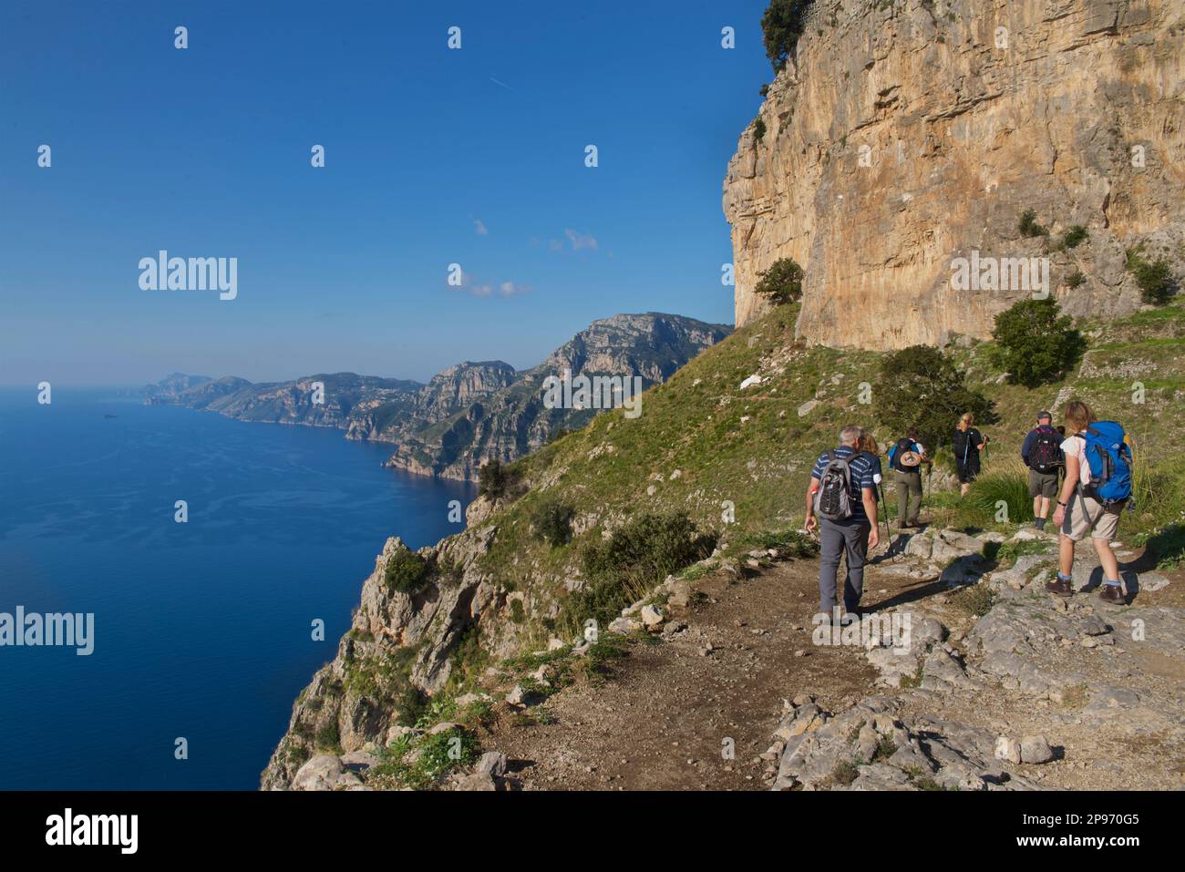 Die Annäherung an Positano vom Walk of the Gods. Tyrrhenisches Meer, Mittelmeer, Amalfiküste Italien. Wandern. Stockfoto