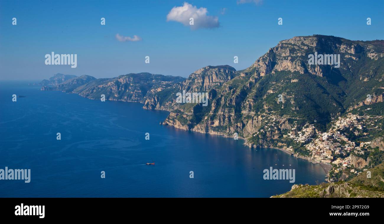 Die Annäherung an Positano vom Walk of the Gods. Tyrrhenisches Meer, Mediteranisch, Italien Halbinsel Sorrent Stockfoto