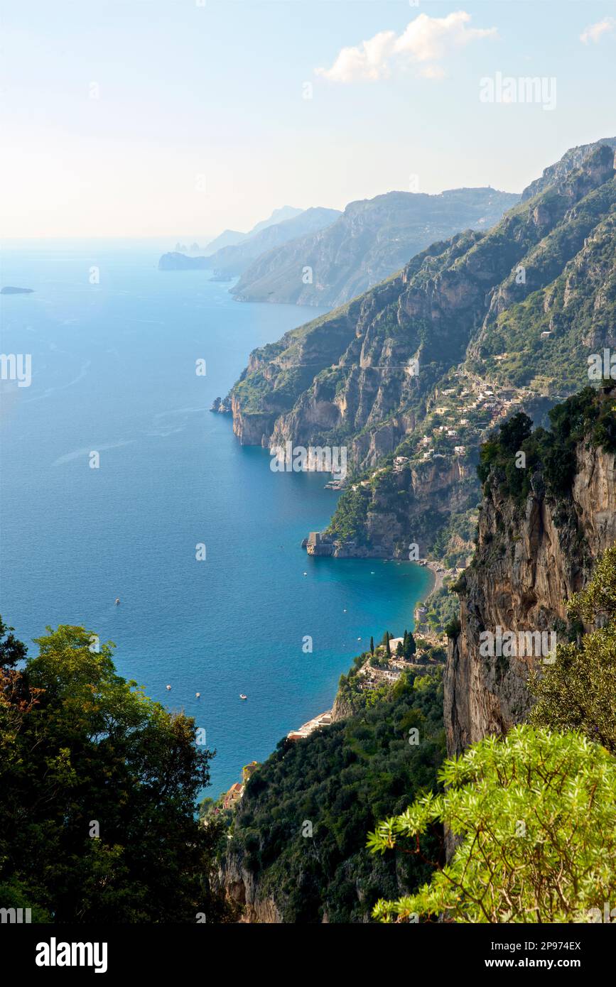Die Annäherung an Positano vom Walk of the Gods. Tyrrhenisches Meer, Mittelmeer, Italien Stockfoto