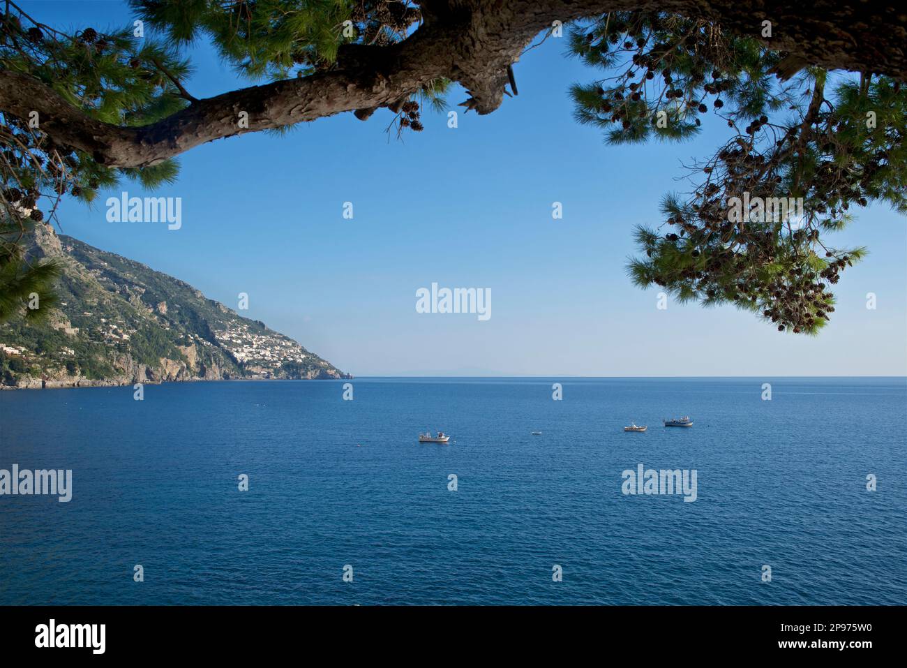 Amalfiküste östlich von Positano, eingerahmt von Bäumen. Tyrrhenisches Meer, Mittelmeer. Italien Stockfoto