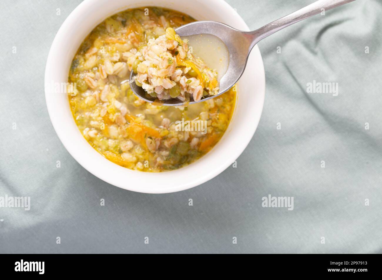 Abgepackte Getreidesuppe, stillen Sie Ihren Hunger mit einer herzhaften und gesunden Getreidesuppe Stockfoto