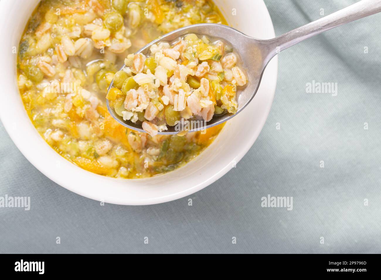 Abgepackte Getreidesuppe, stillen Sie Ihren Hunger mit einer herzhaften und gesunden Getreidesuppe Stockfoto