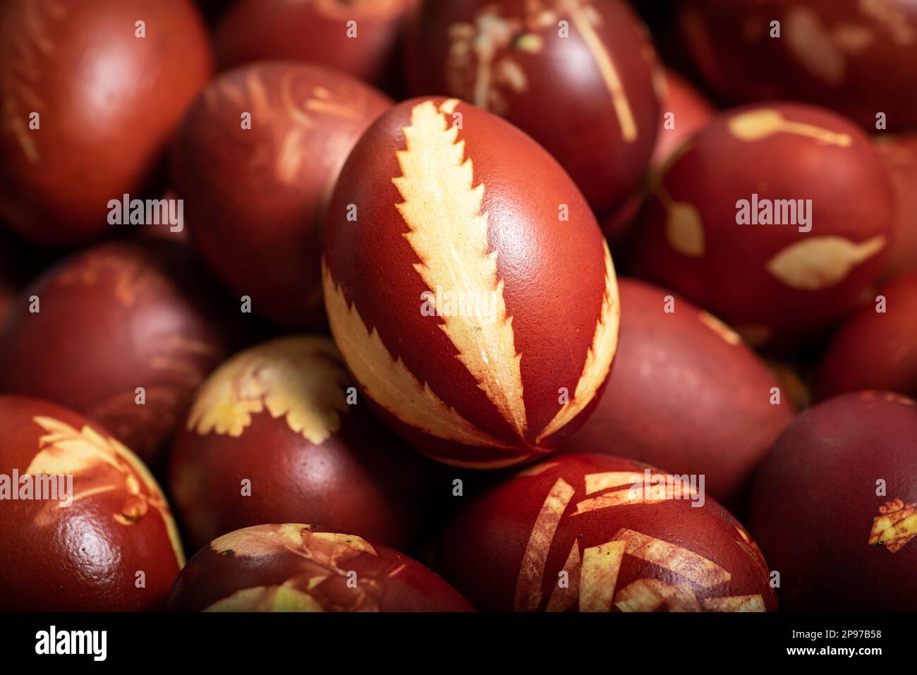 Traditionelle ostereier in Zwiebelschale gefärbt. Leichte Osterferien. Religiöse Traditionen. Stockfoto