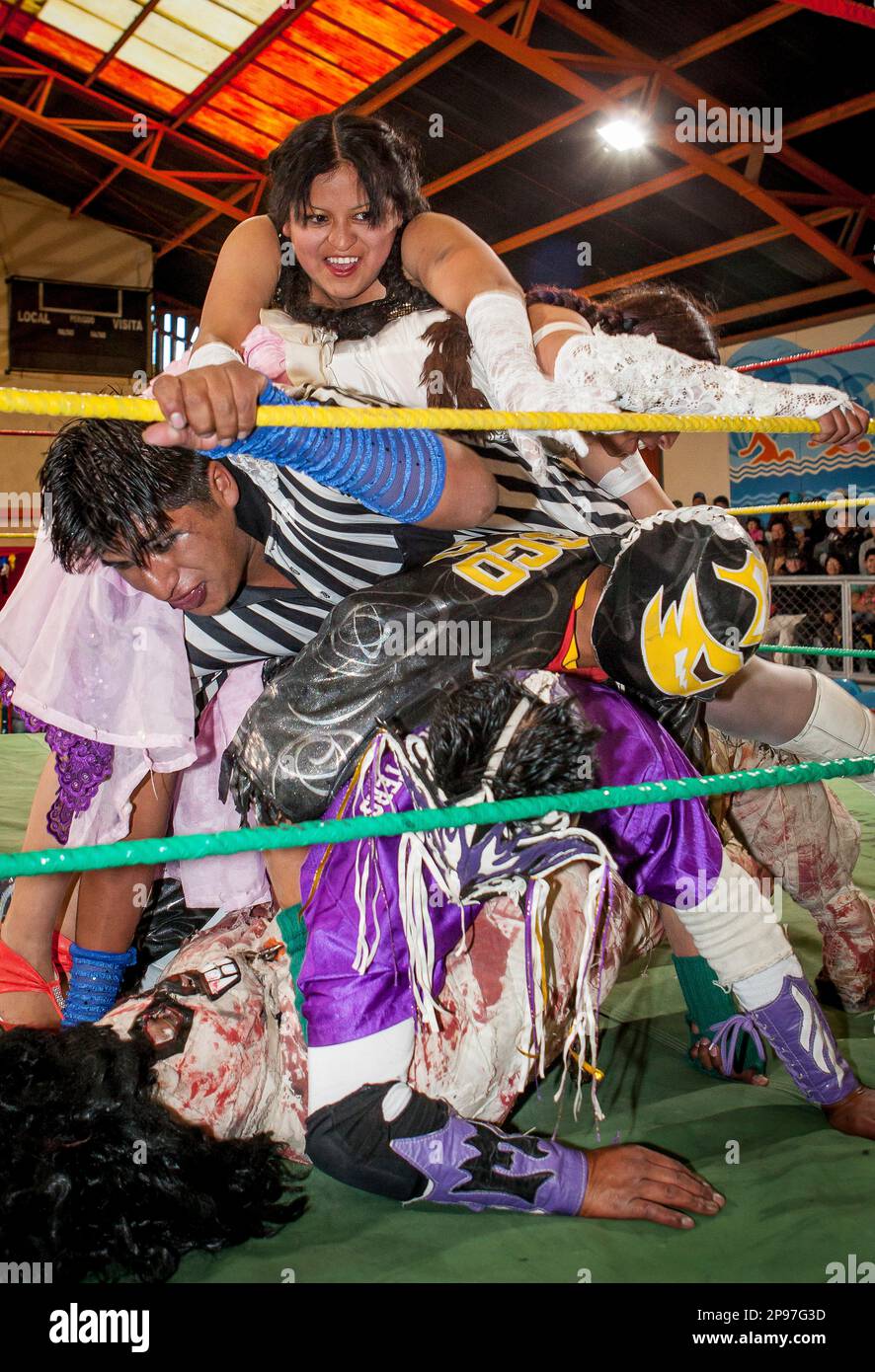 Lucha Libre. Julieta und Celia la Simpatica während eines verrückten Kampfes, agaistische Männerwrestler, Sportzentrum La Ceja, El Alto, La Paz, Bolivien Stockfoto