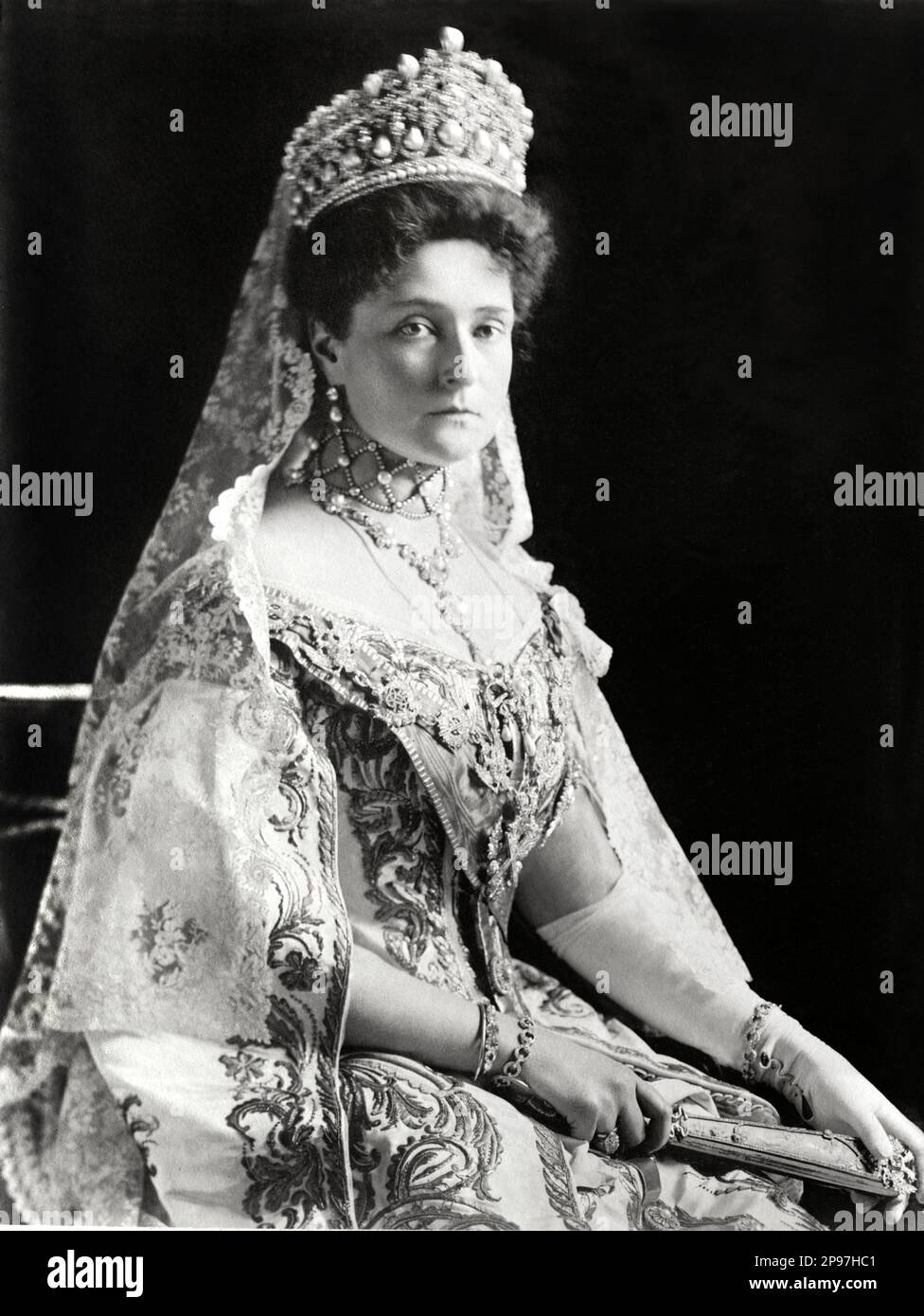1895 c, RUSSLAND : die russische Kaiserin Tsarina ALEXANDRA FJODOROWNA ( Feodorowna ) , verheiratet mit dem russischen Zaren Nicholas II ( 1868-1918) ( Nikolay II ) , dem letzten Zaren des russischen Reiches . Geboren Prinzessin Alix von Hessen und vom Rhein ( Deutsch: Viktoria Alix Helena Luise Beatrice Prinzessin von Hessen und bei Rhein ) am 6 . Juni 1872 , tot am 17 . Juli 1918 mit der gesamten königlichen Familie. Geboren als Enkelin der Königin Victoria des Vereinigten Königreichs, nahm sie den Namen Alexandra Feodorowna an, nachdem sie der russisch-orthodoxen Kirche gesegnet hatte, die sie 2000 als Heilige Alexandra heiliggesprochen hatte. - fotostoriche Stockfoto