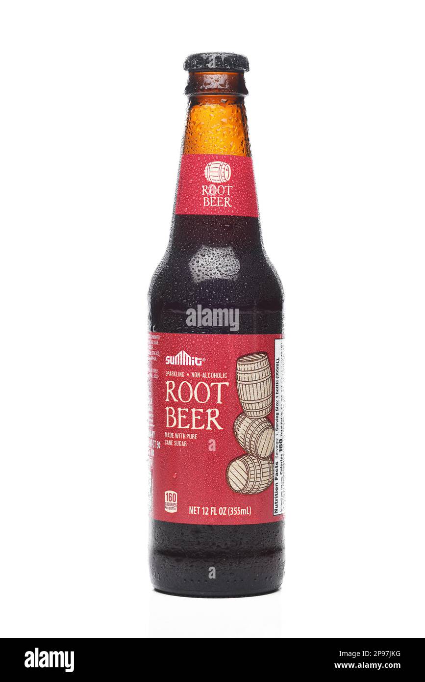 IRVINE, KALIFORNIEN - 8. MÄRZ 2023: Eine Flasche Summit Root Beer, eine Eigenmarke von Aldi Markets Stockfoto