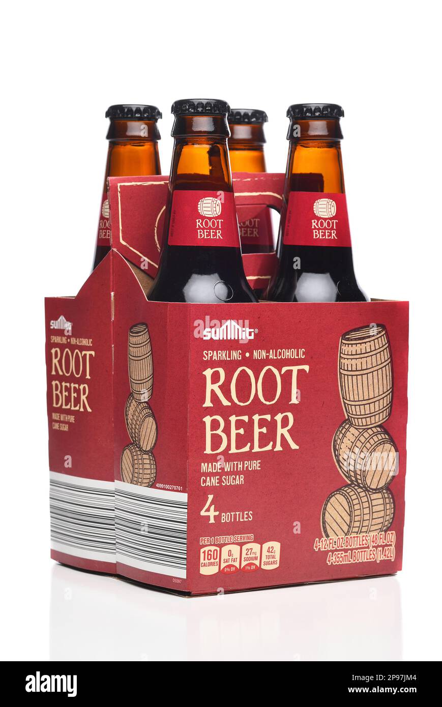 IRVINE, KALIFORNIEN - 8. MÄRZ 2023: Eine 4-Packung Summit Root Beer-Flaschen eine Eigenmarke von Aldi Markets Stockfoto