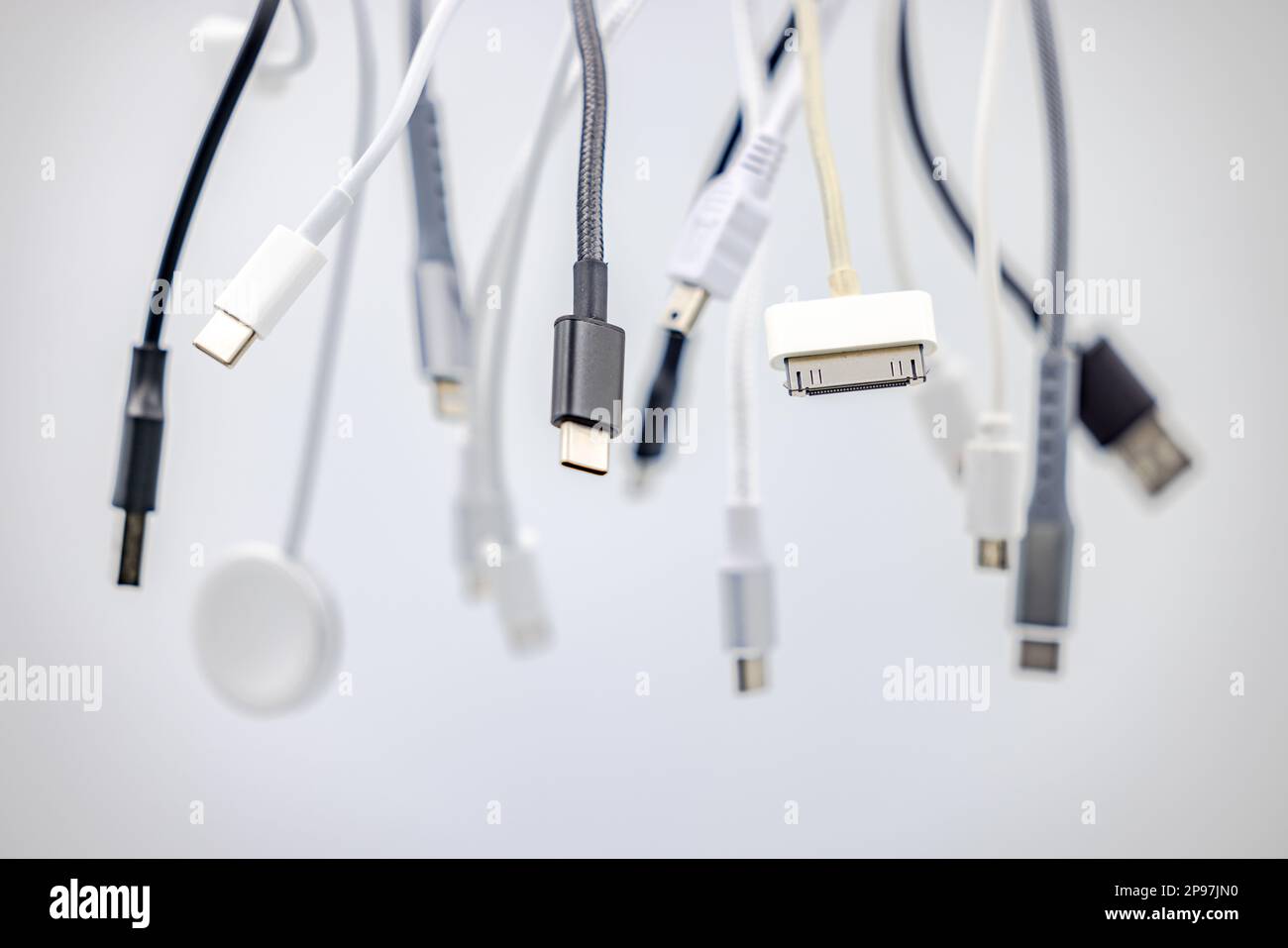 Verschiedene USB-Anschlüsse und Kabel mit selektivem Fokus vor weißem Hintergrund wie Studioaufnahmen Stockfoto