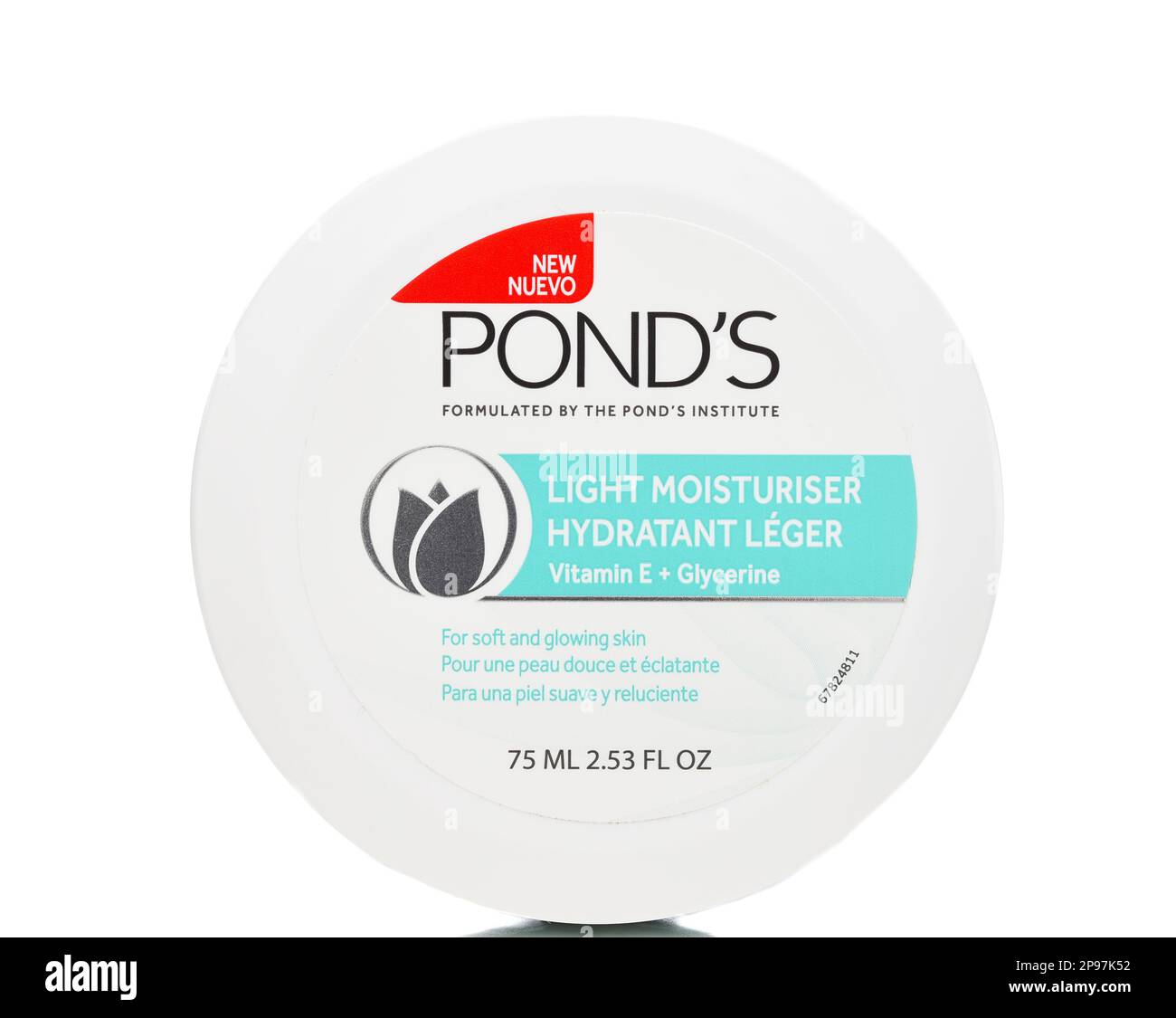 IRVINE, KALIFORNIEN - 10. MÄRZ 2023: Eine Packung Teiche Light Feuchtigkeitscreme, mit Vitamin E und Glycerin. Stockfoto