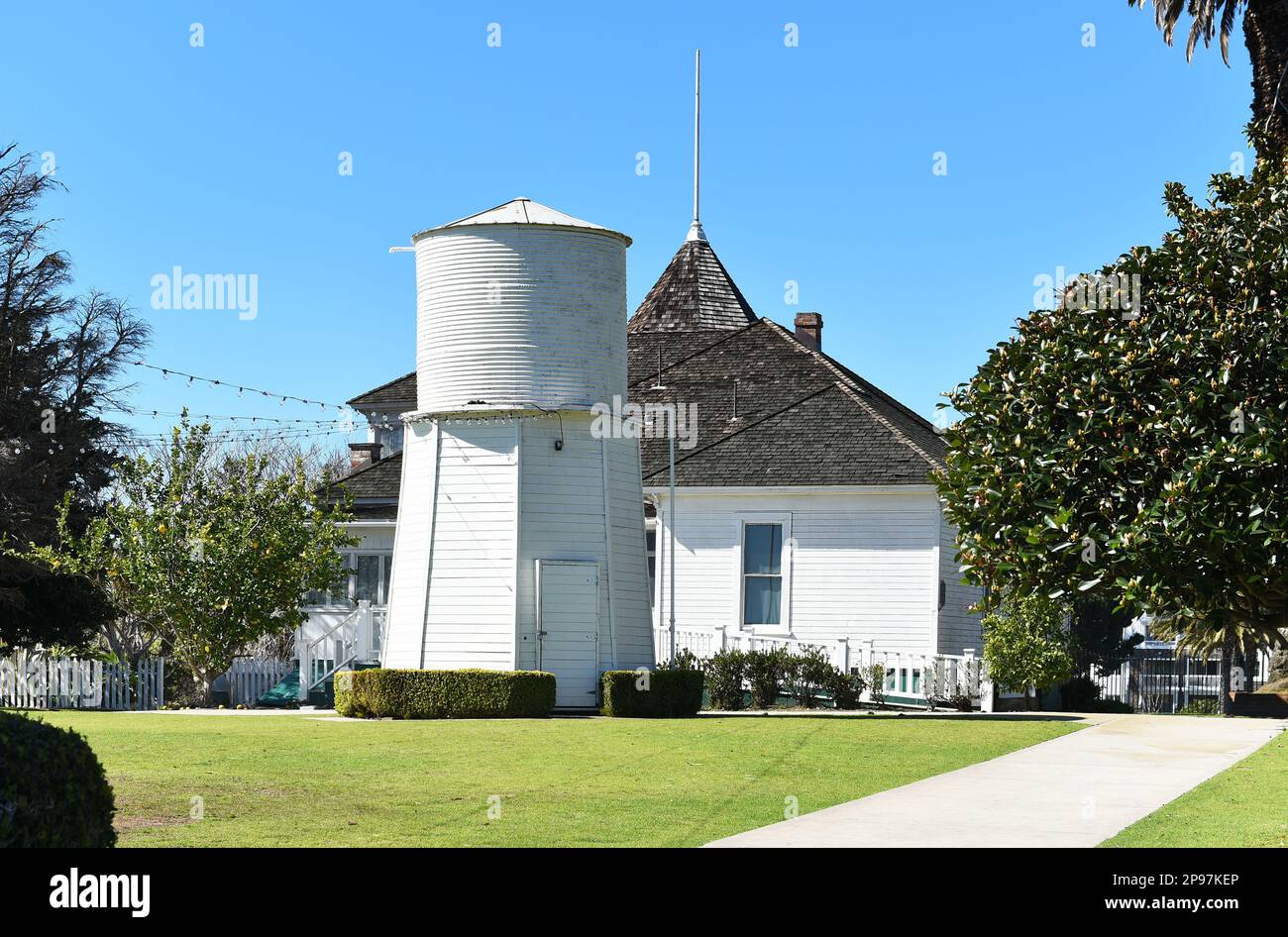 HUNTINGTON BEACH, KALIFORNIEN - 02. MÄRZ 2023: Rückblick auf das Newland House, die älteste Residenz in HB und im National Register of Historic aufgeführt Stockfoto