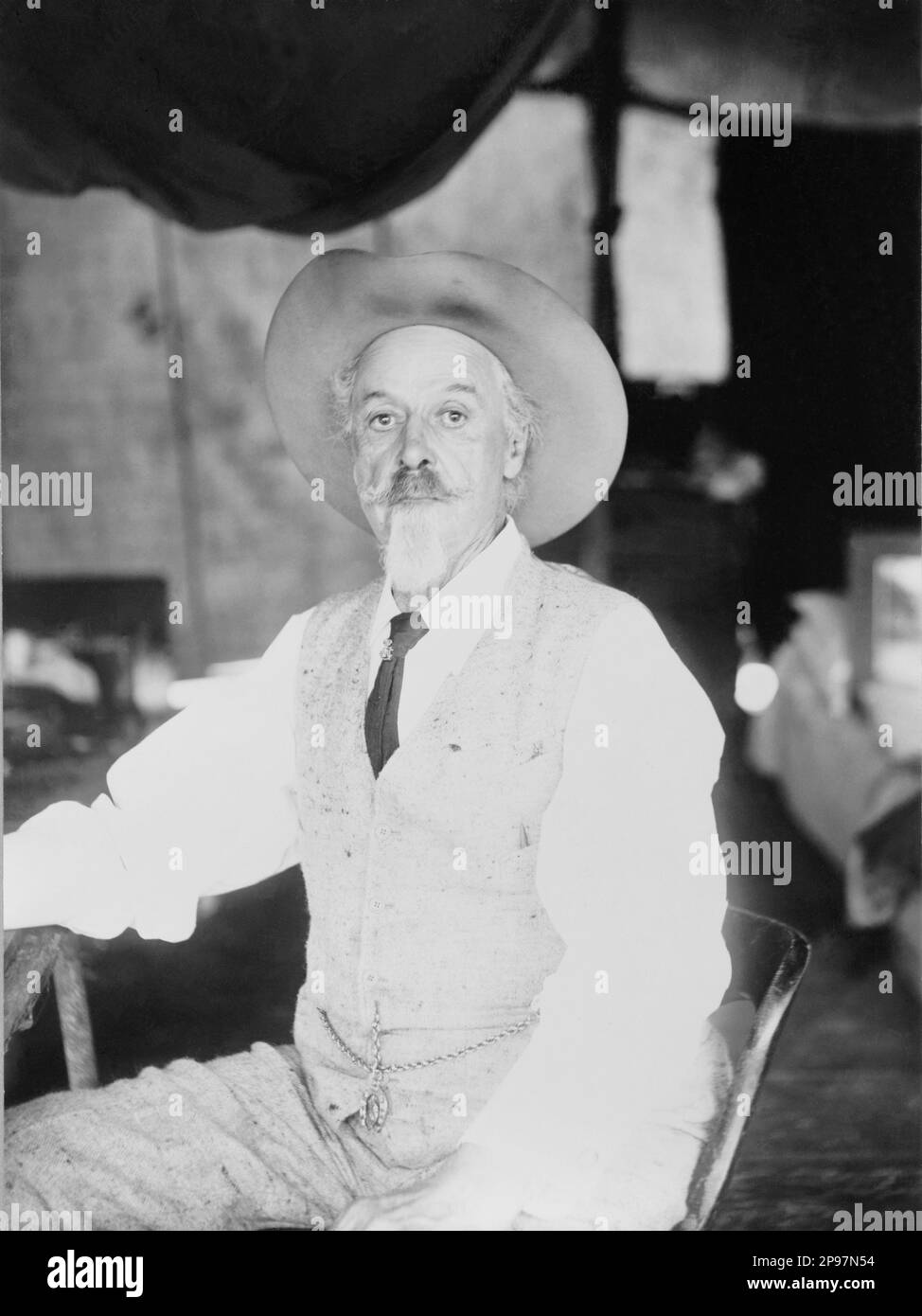 1911 Ca : Colonel William Frederick CODY , bekannt als BUFFALO BILL ( Scott , IA 1846 - Denver , CO 1917 ) Bei der letzten Show DES WILDEN WESTENS - Epopea del Selvaggio WEST - Cowboy - Cowboy - cappello - Hut - Zirkus - uomo anziano vecchio - Älterer Mann - Baffi - barba bianca - Weißbart - Schnurrbart - Cravatta - Krawatte - Kragen - colletto - Weste - Panciotto - catena dell'orologio - Circo --- Archivio GBB Stockfoto