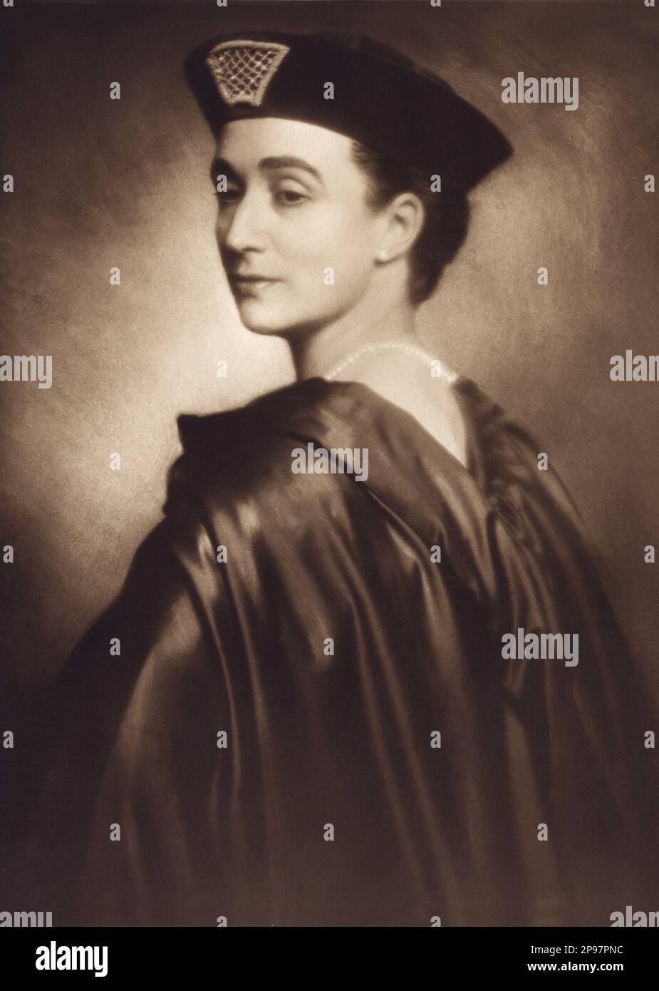 1920 , Berlin , Deutschland : die Stummfilmdarstellerin MARIA CARMI ( geboren in Norina Gilli , Prinzessin Norina Matchabelli , Firenze , Italien 1880 - Myrtle Beach, South Carolina 1957 ) . Foto: Karl Schenker , Berlin . Eine Schauspielerin, Pantomime, Mystikerin, Verlegerin und ein ergebener mandali des indischen spirituellen Lehrers Meher Baba. Verheiratet mit Playwriter Karl Vollmoller. Sie traf den georgischen Prinzen Georges V. Matchabelli ( 1885 - 1935 ) und heiratete . Die Ehe endete 1933. Der Prinz war Amateurchemiker und 1924 gründete er und seine Frau die Prinz Matchabelli Parfümfirma .- MODE - MODA - PROFUMO - Stockfoto