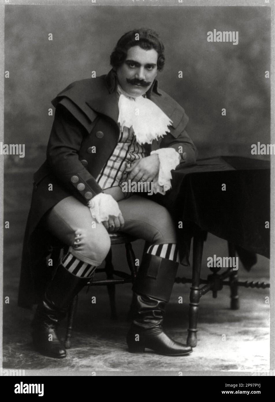 Der italienische Opernsänger Tenore ENRICO CARUSO ( Neapel 1873 - 1921 ) in MANON LESCAUT von Giacomo Puccini im Metropolitan Theatre in New York . Foto: A. Dupont , New York , USA - MUSICA CLASSICA - KLASSISCH - MUSIK - Portrait - Rituto - TENORE - Baffi - Schnurrbart - stivali - stivale - Stiefel - colletto - Kragen - Rutsche - Kostüm - Kostüm di Scene Teatrale - TEATRO - THEATER ---- Archivio GBB Stockfoto