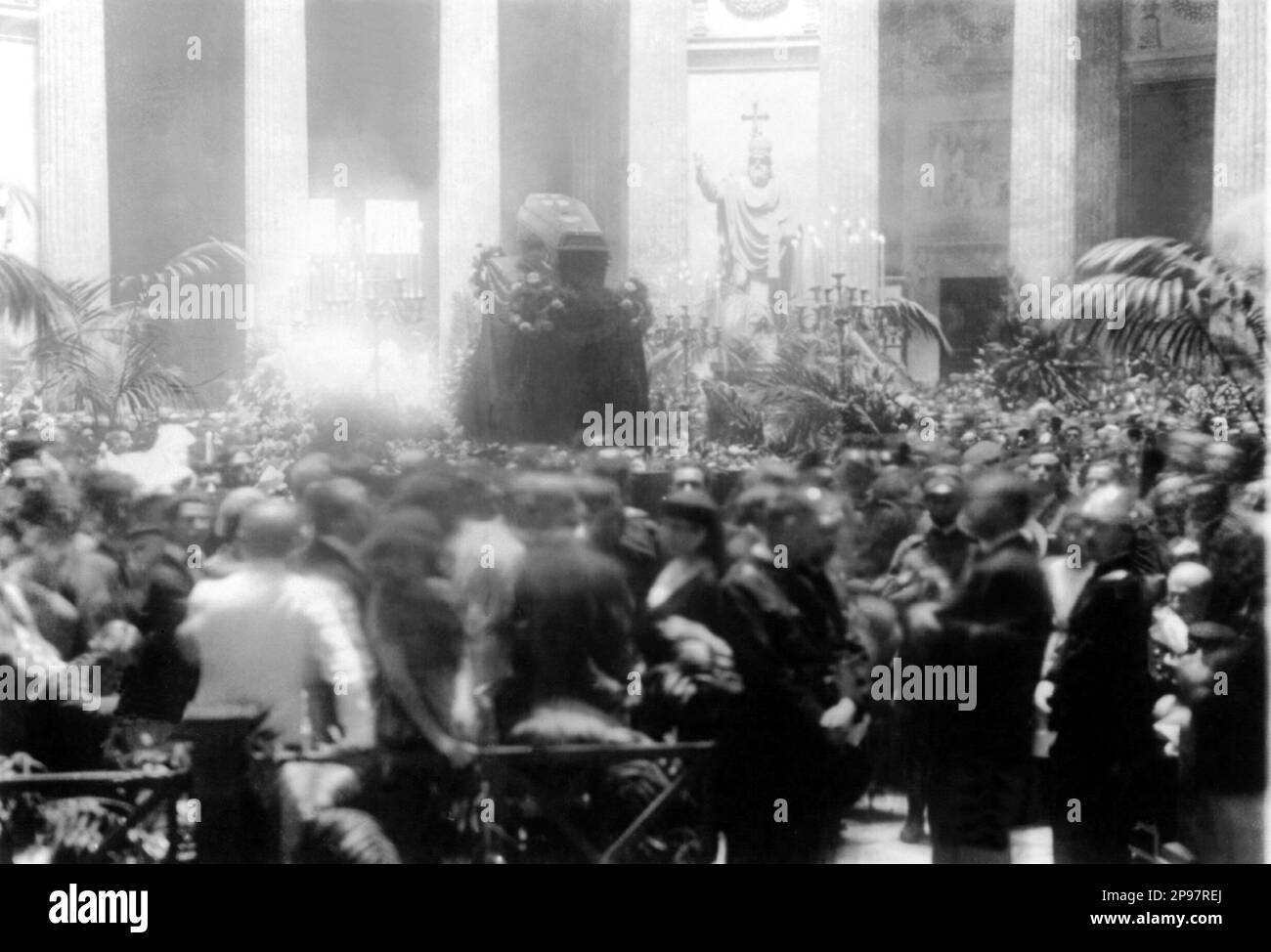 1921 , august , Neapel , Italien : die Beerdigung des italienischen Opernsängers Tenore ENRICO CARUSO ( Neapel 1873 - 1921 ) , Kirche S. Francesco di Paola . Foto: Giulio Parisio , Napoli - MUSICA CLASSICA - KLASSISCH - MUSIK - funerale - funerali - Esequie funebri - Feretro - Chiesa - TENORE - OPERA LIRICA - - --- Archivio GBB Stockfoto