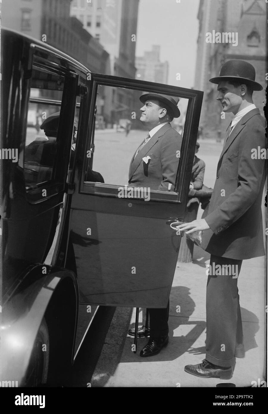 1915 Ca, New York , USA : der italienische Opernsänger Tenore ENRICO CARUSO ( Napoli 1873 - 1921 ) mit Manager BRUNO ZIRATO am Bühneneingang des Metropolitan Opera House Theatre . MUSICA CLASSICA - KLASSISCH - MUSIK - Porträt - Rituto - cappello - Hut - Kragen - Cravatta - Bastone da passeggio - Cane - TENORE - OPÉRA LIRICA - TEATRO - THEATER - Auto - Automobil ---- Archivio GBB Stockfoto