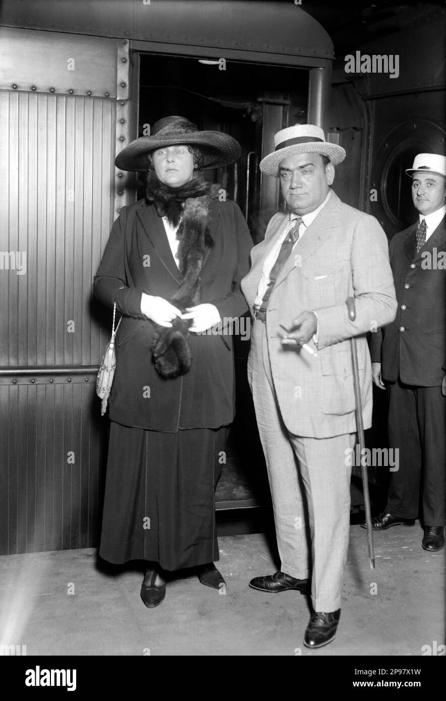 1919 Ca , New York , USA : der italienische Opernsänger Tenore ENRICO CARUSO ( Napoli 1873 - 1921 ) am Hauptbahnhof mit seiner 2. amerikanischen Frau Dorothy Benjamin ( 1893 - 1955 ), MUSICA CLASSICA - KLASSISCH - MUSIK - Portrait - Rituto - cappello - Hut - Krawatte - Cravatta - TENORE - OPERA LIRICA - TEATRO - THEATER - Pelliccia - Marilitos e Moglie - Paglietta - Bastone da passeggio - Zuckerrohr --- Archivio GBB Stockfoto