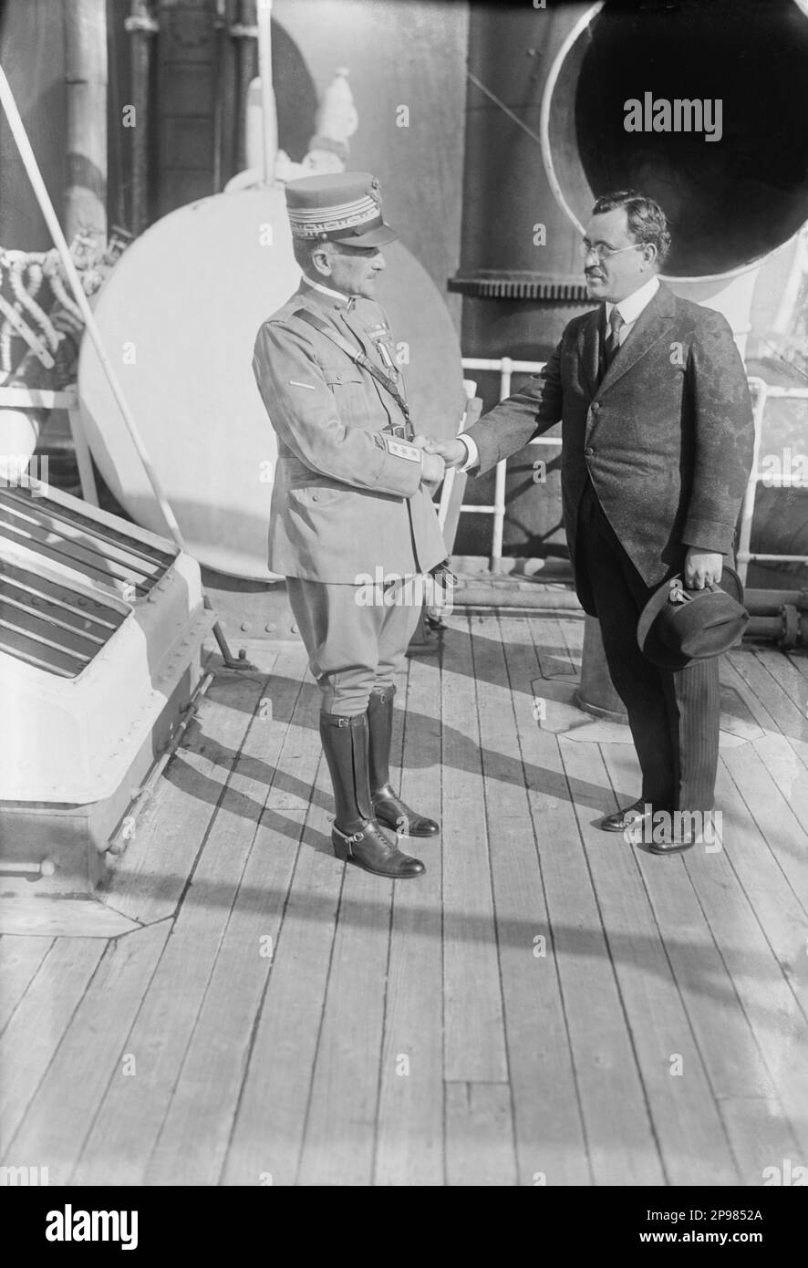 1921 ., 18 . oktober , New York , USA : der italienische Generale und Marschall von Italien ARMANDO DIAZ ( 1861 - 1928 ) kommt in den USA an und wird vom italienischen Konsul F. QUATTRONI empfangen . Am 1. November 1921 war Diaz in Kansas City, um an der bahnbrechenden Zeremonie für das Liberty Memorial teilzunehmen, das dort errichtet wurde. Ebenfalls anwesend waren an diesem Tag Generalleutnant Baron Jacques aus Belgien, Admiral David Beatty aus Großbritannien, Marschall Ferdinand Foch aus Frankreich und General John J. Pershing aus den Vereinigten Staaten. Einer der Hauptredner war Vizepräsident Calvin Coolidge von den Vereinigten Staaten. In 1935 b Stockfoto
