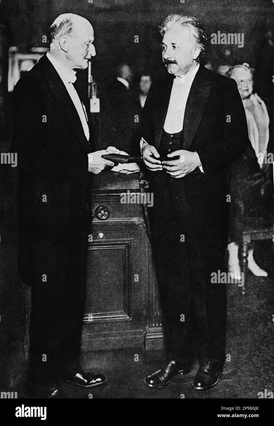 1929 , Juni 28 , Berlin , Deutschland : der deutsche Physiker ALBERT EINSTEIN ( 1879 - 1955 ) , Nobelpreisträger 1921 . Auf diesem Foto mit dem deutschen Physiker MAX PLANCK (1858 - 1947 ) wird er als Begründer der Quantentheorie und damit als einer der wichtigsten Physiker des 20 . Jahrhunderts angesehen , der 1918 den Nobelpreis erhielt . Geben Sie auf diesem Foto die mit der max-Planck-Medaille an Einstein - foto Storiche - foto storica - scienziato - Wissenschaftler - Portrait - ritratto - Physik - FISICA - FISICO - SCIENZA - SCIENCE - Baffi - Schnurrbart - PREMIO NOBEL PER LA FISICA - Atomica - AT Stockfoto
