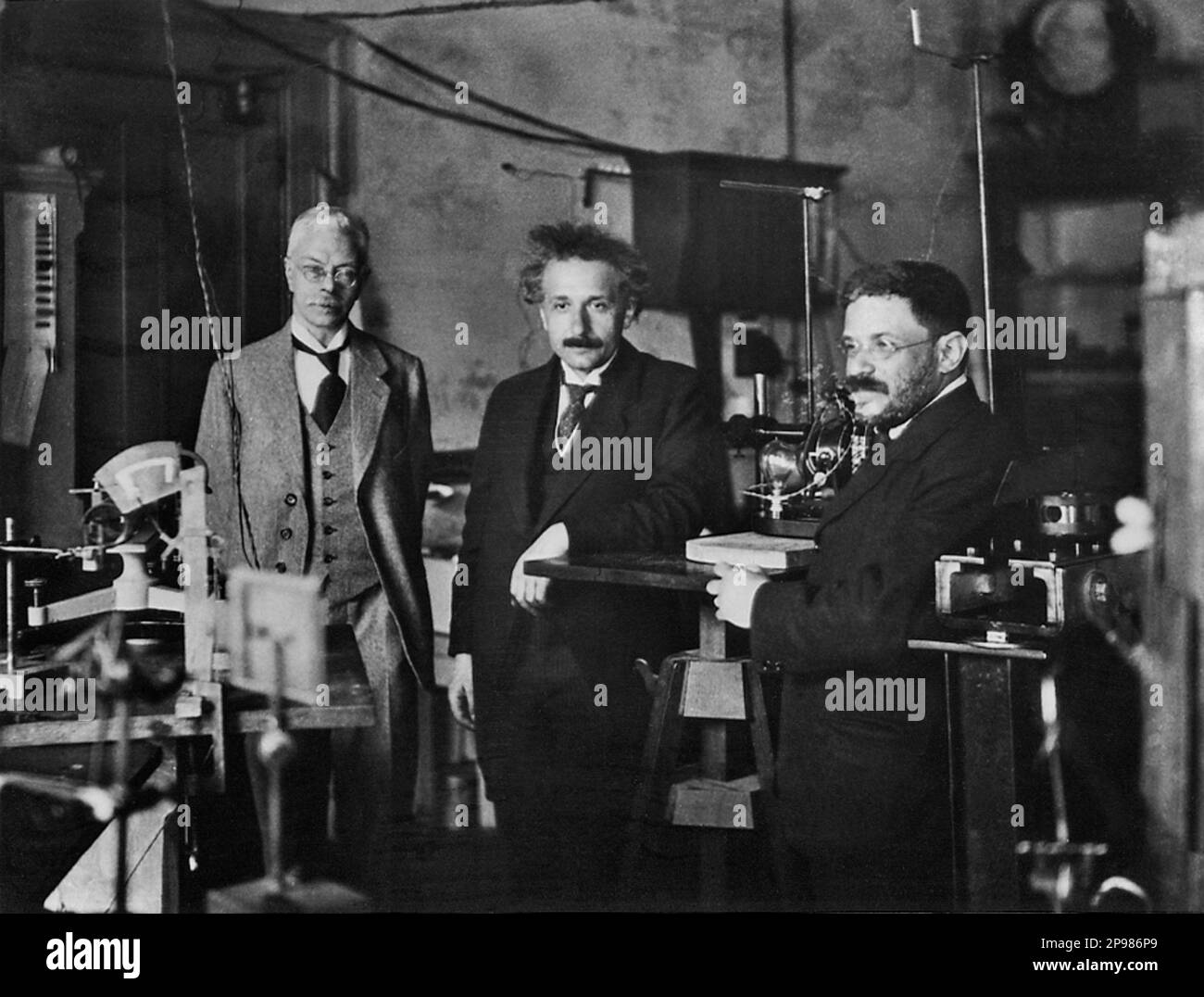 der deutsche Physiker ALBERT EINSTEIN ( 1879 - 1955 ) , Nobelpreisträger 1921 . Auf diesem Foto mit Ehrenfest bei Pieter Zeeman in Amsterdam ( Um 1920 )- foto Storiche - foto storica - scienziato - Wissenschaftler - Portrait - ritratto - Physik - FISICA - FISICO - SCIENZA - WISSENSCHAFT - Baffi - Schnurrbart - PREMIO NOBEL PER LA FISICA - Atomica - Atomo - scienziato - Genius ---- Archivio GBB Argenzia Stockfoto