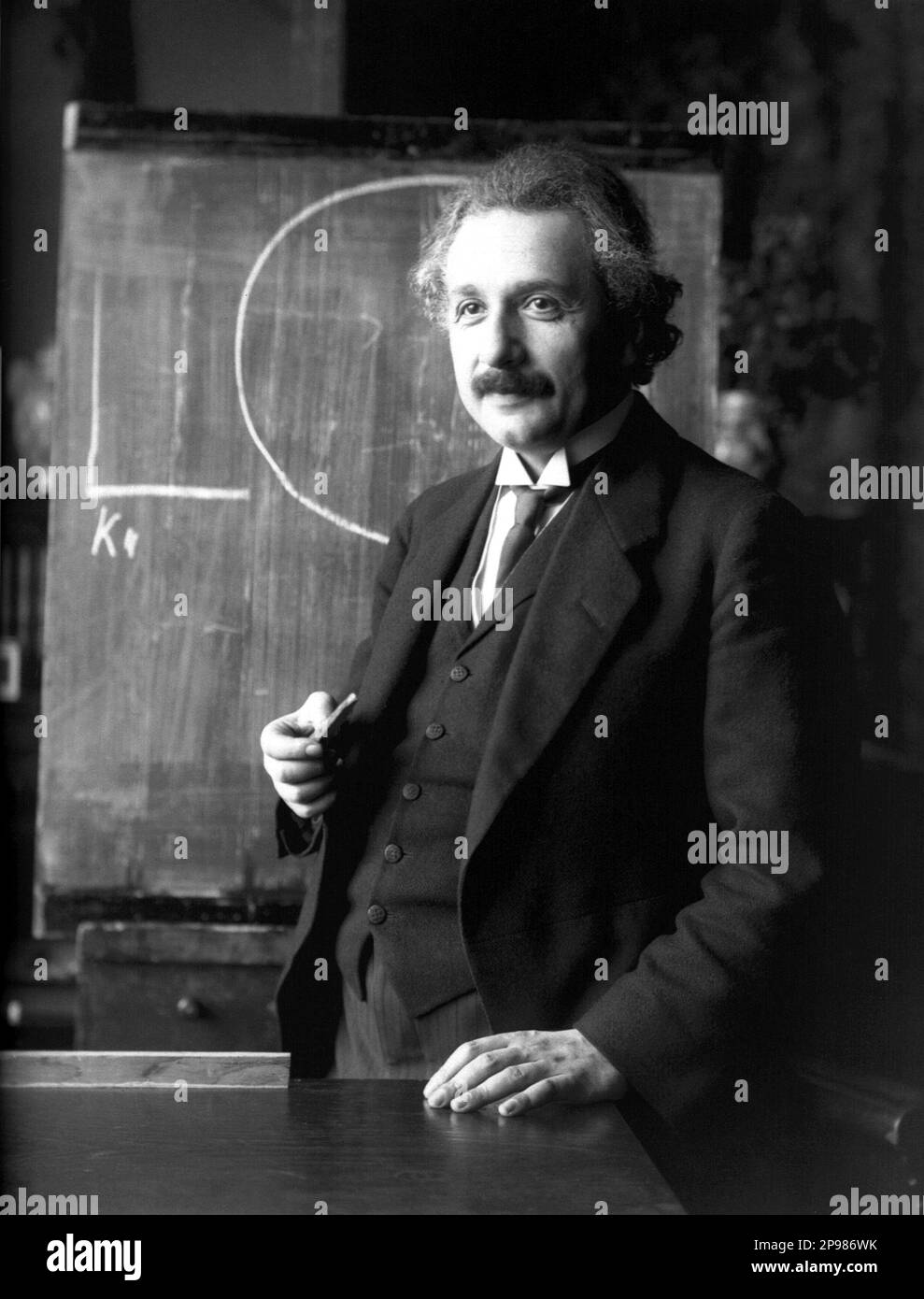 1921 : der deutsche Physiker ALBERT EINSTEIN ( 1879 - 1955 ) , Nobelpreisträger 1921 . Foto: F. Schmutzer - foto Storiche - foto storica - scienziato - Wissenschaftler - Portrait - Rituto - Physik - FISICA - FISICO - SCIENZA - SCIENCE - Baffi - Schnurrbart - PREMIO NOBEL PER LA FISICA - Atomica - Atomo - scienziato - Genius - Krawatte - Cravatta - Halsband - colletto --- Archivio GBB Argenzia Stockfoto