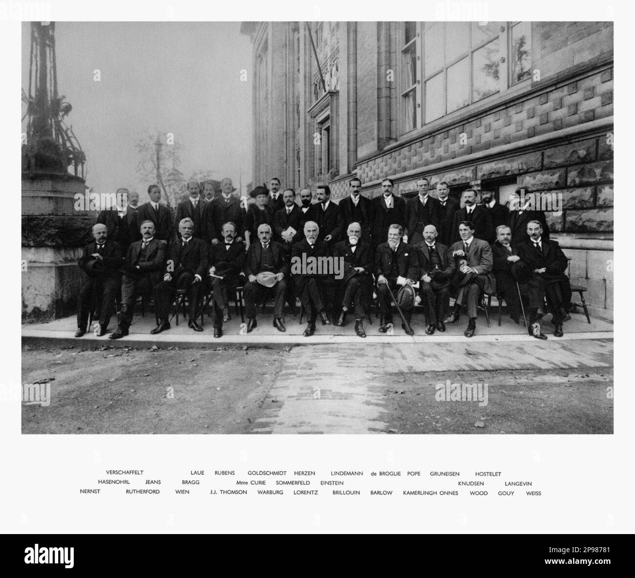 1913 , Brüssel , Belgien : der deutsche Physiker ALBERT EINSTEIN ( 1879 - 1955 ) , Nobelpreisträger 1921 , anlässlich der zweiten Solvay-Konferenz über Physik in Brüssel . Auf diesem Foto mit Madame MARIE CURIE , DE BROGLIE , VERSCHAFFELT , HASENOHRL , NERNST , RUTHEFORD , LAUE , BRAGG , WIEN , RUBENS , J.J. THOMSON , WARBURG , GOLDSCHMIDT , HERZEN , SOMMERFELD , LORENTZ , LINDEMANN , BRILLOUIN , BARLOW , POPE , KAMERLINGH ONNES , GRUNEISEN , KNUDSEN , HOSTELET , WOOD , GOUY , LANGEVIN und WEISS - foto Storiche - foto storica - scienziato - Wissenschaftler - Portrait - Rituto - Physik - FISICA - Stockfoto