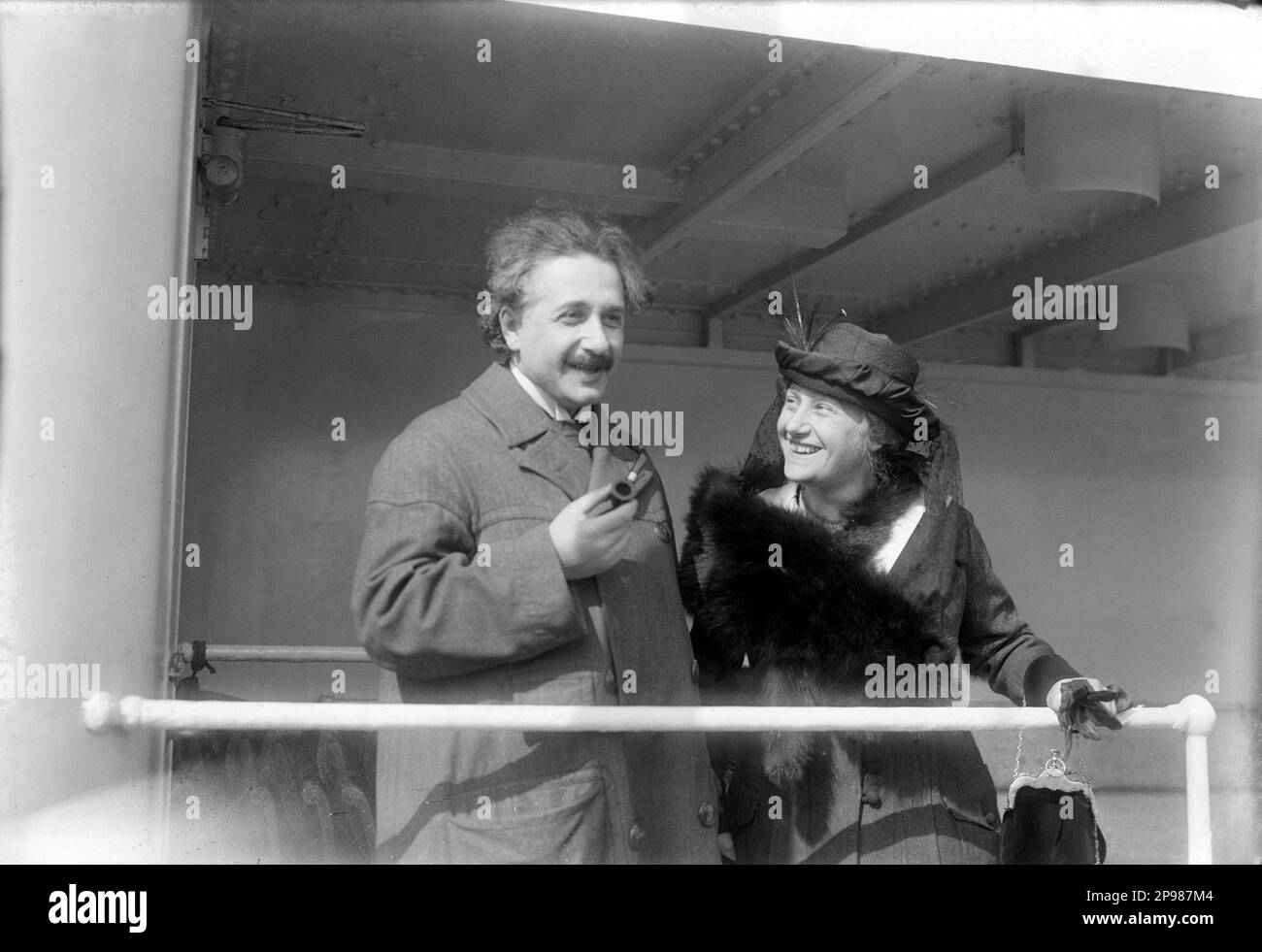 1921 , 4 . april , New York , USA : der deutsche Physiker ALBERT EINSTEIN ( 1879 - 1955 ) , Nobelpreisträger 1921 . Auf diesem Foto Albert Einstein mit seiner Frau ELSA EINSTEIN . - foto storiche - foto storica - - scienziato - Wissenschaftler - Portrait - ritratto - Physik - FISICA - FISICO - SCIENZA - SCIENCE - Baffi - Schnurrbart - PREMIO NOBEL PER LA FISICA - Atomica - Atomo - scienziato - Genius - genio - marito e moglie - Lächeln - sorriso - Pipa - Pipe - Nave - Boot - Ocean Liner - Transatlantico - Nave - Boot --- Archivio GBB Argenzia Stockfoto