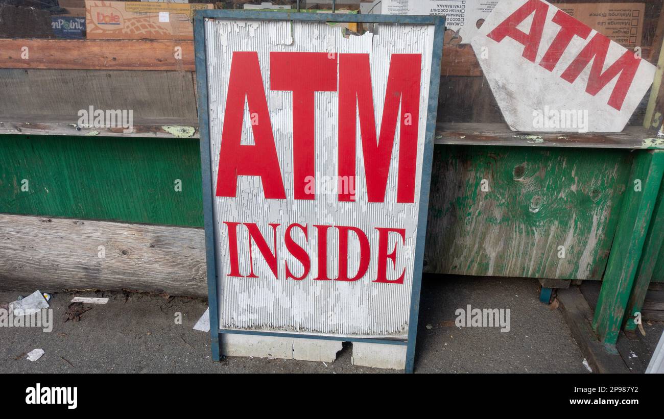 März 10 2023 - Geldautomat auf dem Schild im Filipino Vancouver, British Columbia, Kanada Stockfoto