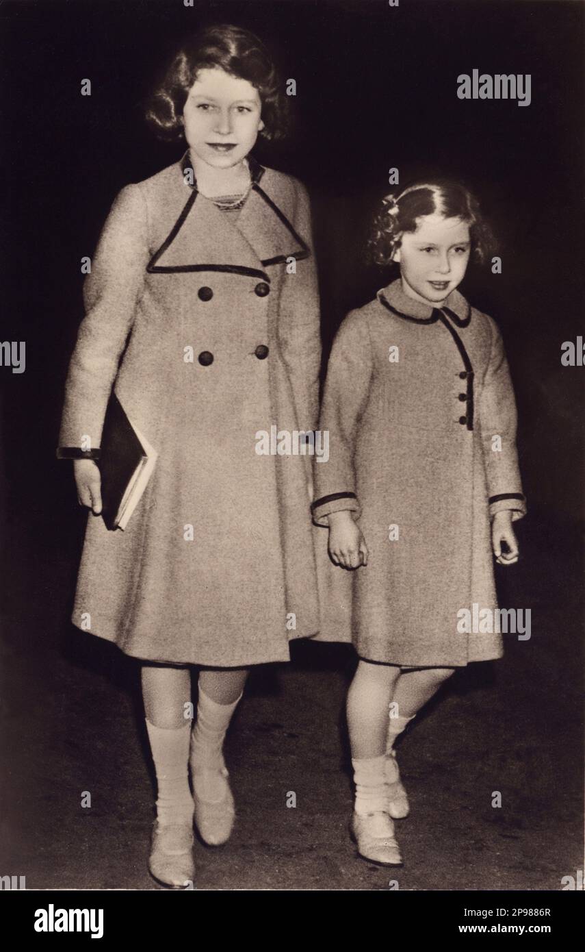 1937 Ca , London , England : die Töchter von König GEORGE VI . des Vereinigten Königreichs ( geb. Albert Arthur , Herzog von Kent und Galles , 1895 - 1952 ) . Die künftige Königin von England ELIZABETH II ( geboren 1926 , gewählt 1952 ) und MARGARET ROSE ( geboren 1930 , verheiratet mit Antony Armstrong Jones of Snowdon ) - WINDSOR SACHSEN COBURG GOTHA - Haus WINDSOR - Haus Sachsen-Coburg-Gotha - ENGLAND - GROSSBRITANNIEN - Königsfamilie - nobili - Nobiltà - Portrait - Rituto - Schwestern - Sorelle - DIE KÖNIGSFAMILIE - FAMIGLIA REALE ---- Archivio GBB Stockfoto