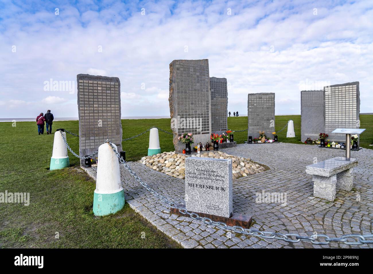 Meeresblick-Gedenkstätte, Stelen am Hafen von Norddeich, mit den Namen der Verstorbenen hier vor der Küste, auf See, Beerdigung auf See, Niedersachsen, G. Stockfoto