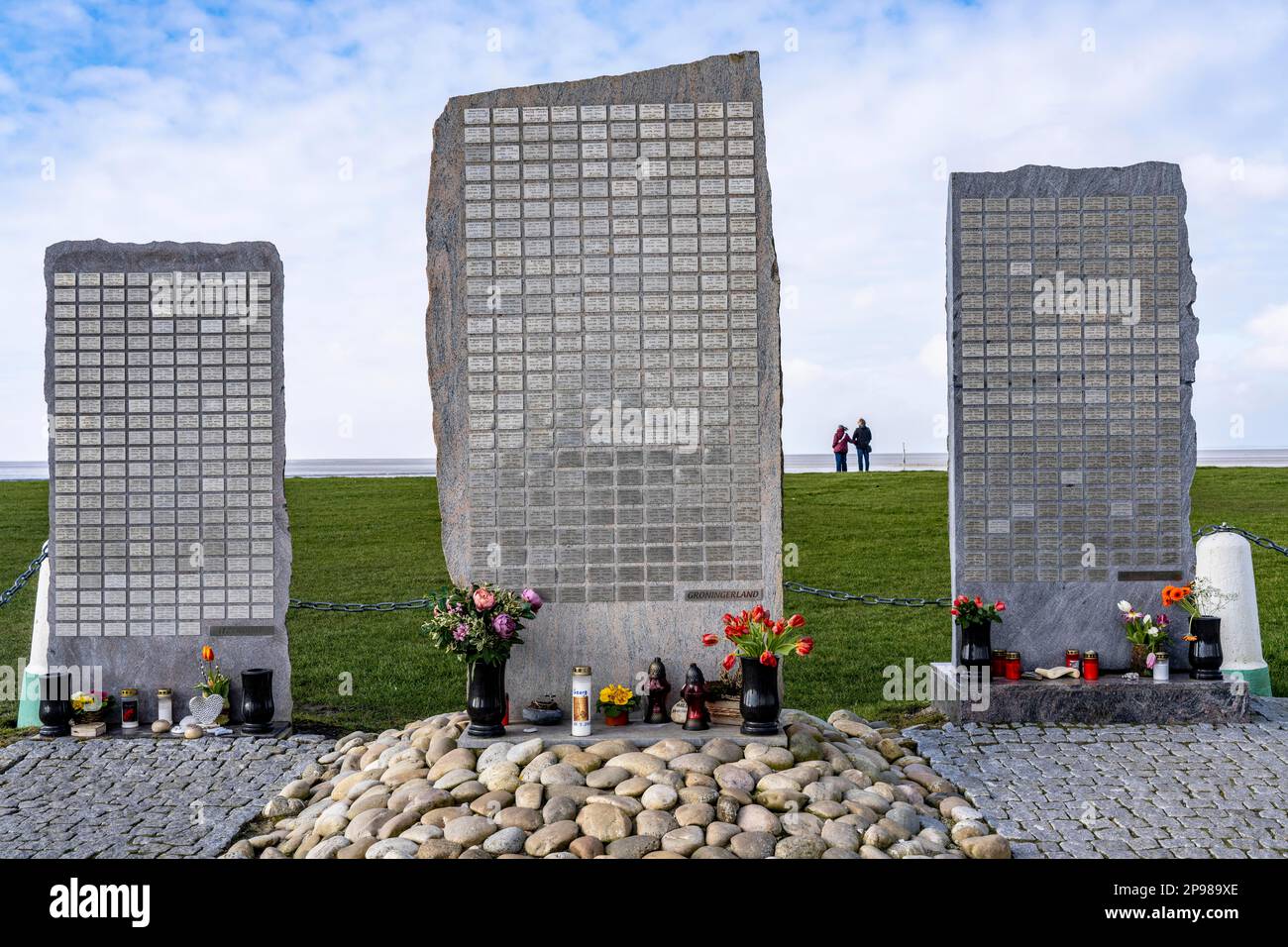 Meeresblick-Gedenkstätte, Stelen am Hafen von Norddeich, mit den Namen der Verstorbenen hier vor der Küste, auf See, Beerdigung auf See, Niedersachsen, G. Stockfoto