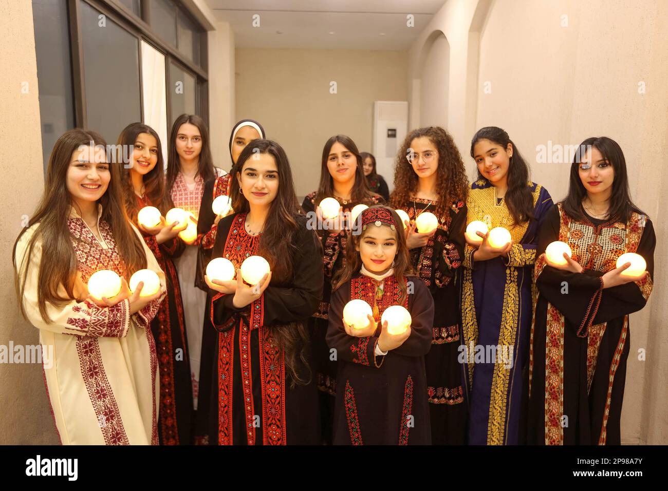 Gaza, Palästina. 09. März 2023. Junge palästinensische Damen, die traditionelle gestickte Kleider tragen, nehmen an der Feier des Internationalen Frauentags Teil. Der Internationale Frauentag (IWD) wird jedes Jahr am 8. März weltweit gefeiert. (Foto: Yousef Masoud/SOPA Images/Sipa USA) Guthaben: SIPA USA/Alamy Live News Stockfoto