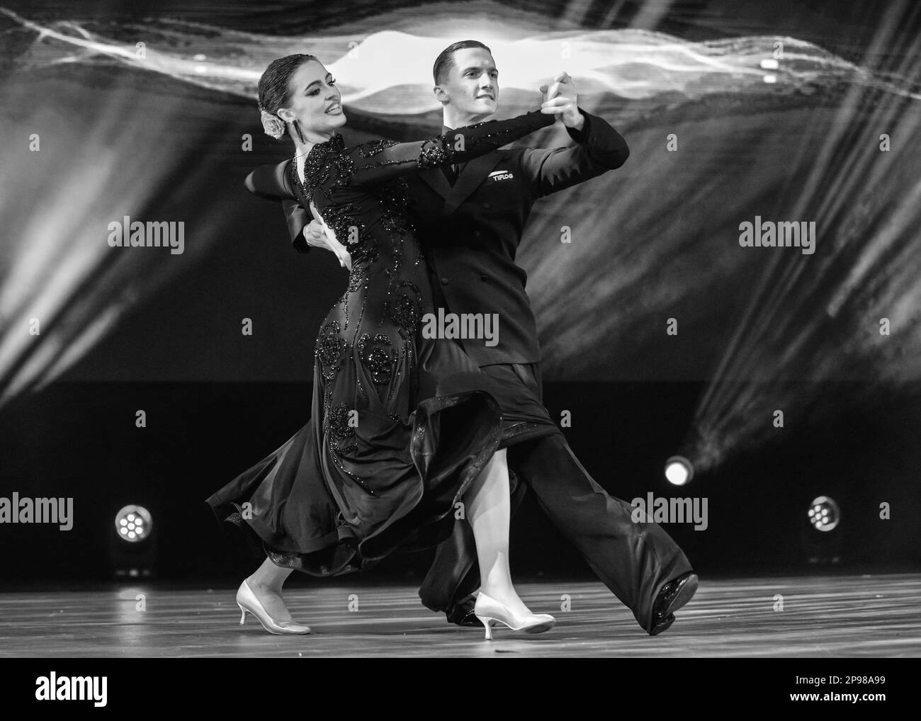 London, Großbritannien. 10. März 2023. Die World und British Ballroom Champions Mia Linnik-Holden und Andrei Toader, bekannt als Andrei & Mia, tanzen auf der Hauptbühne. Tausende von Besuchern und Künstlern besuchen MOVE IT, eine beliebte Tanz- und Theatershow und Messe im Excel London Ausstellungszentrum dieses Wochenende. Die Show bietet ein vollständiges Programm an Aufführungen, Handels- und Einzelhandelsständen, Kursen, Bildungsveranstaltungen und mehr Credit: Imageplotter/Alamy Live News Stockfoto