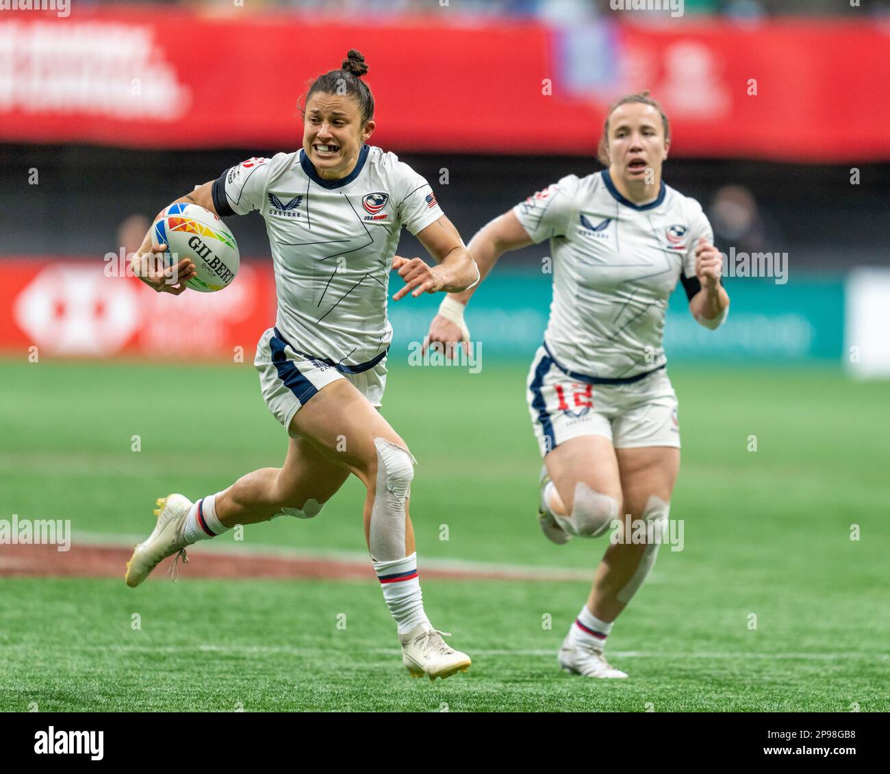 Vancouver, Kanada. 5. März 2023. Nicole Heavirland (L) aus den USA tritt bei HSBC Canada Sevens gegen Frankreich auf dem BC Place auf. Kredit: Jo Stockfoto