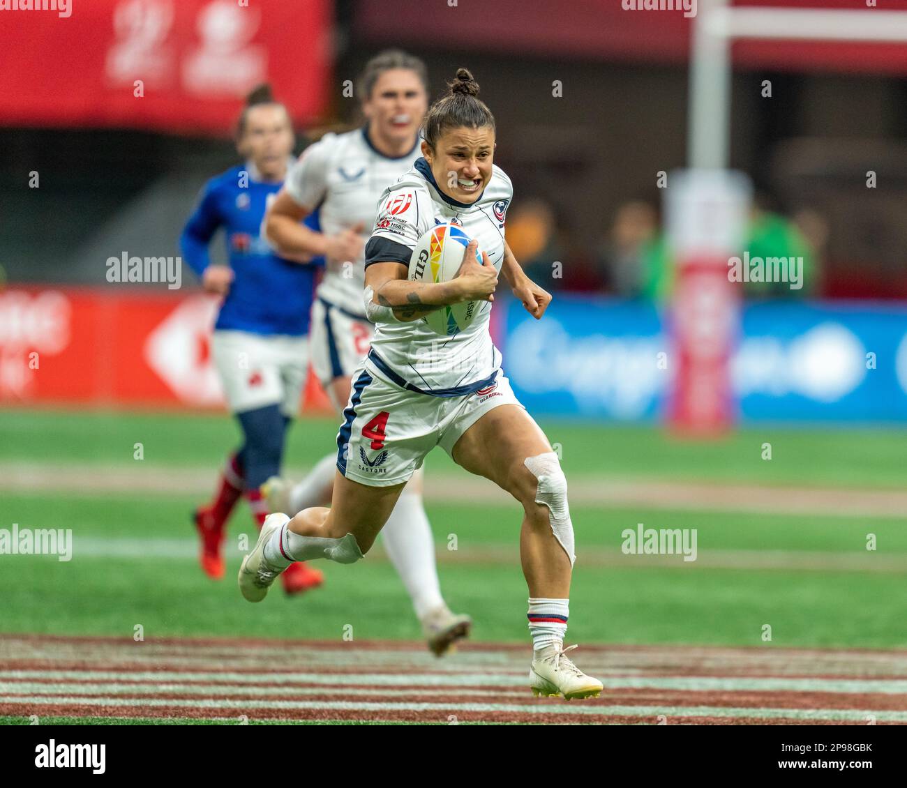 Vancouver, Kanada. 5. März 2023. Nicole Heavirland (R) aus den USA versucht es bei HSBC Canada Sevens gegen Frankreich auf dem BC Place. Kredit: Jo Stockfoto