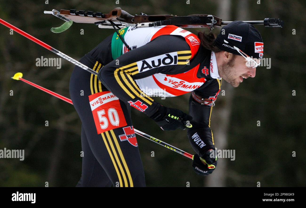 Alexander Wolf from Germany skates along the track during the men's 12,5 kilometers pursuit at the Biathlon World Cup competition in Ruhpolding, southern Germany, on Sunday, Jan. 18, 2009. (AP Photo/Matthias Schrader) Stockfoto