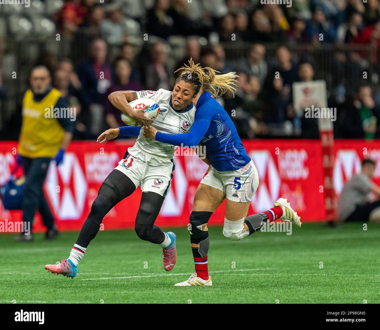 Vancouver, Kanada. 5. März 2023. Kris Thomas (L) aus den USA wehrt sich während der HSBC Canada Sevens gegen Frankreich auf dem BC Place ab. Kredit: Joe Ng/A. Stockfoto