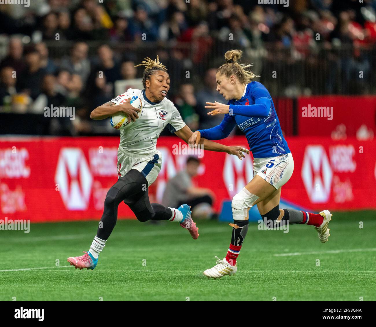 Vancouver, Kanada. 5. März 2023. Kris Thomas (L) aus den USA wehrt sich während der HSBC Canada Sevens gegen Frankreich auf dem BC Place ab. Kredit: Joe Ng/A. Stockfoto