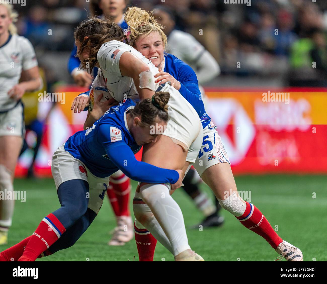Vancouver, Kanada. 5. März 2023. Chloe Jacquet (R) aus Frankreich greift einen Spieler aus den USA von hinten an, während HSBC Canada Sevens gegen die USA auf dem BC Place antritt. Cr Stockfoto