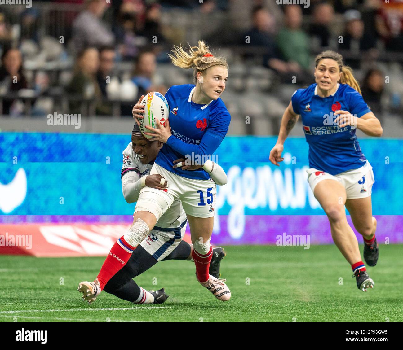 Vancouver, Kanada. 5. März 2023. Chloe Jacquet (L) aus Frankreich wehrt sich während der HSBC Canada Sevens gegen die USA am BC Place ab. Kredit: Joe Ng Stockfoto