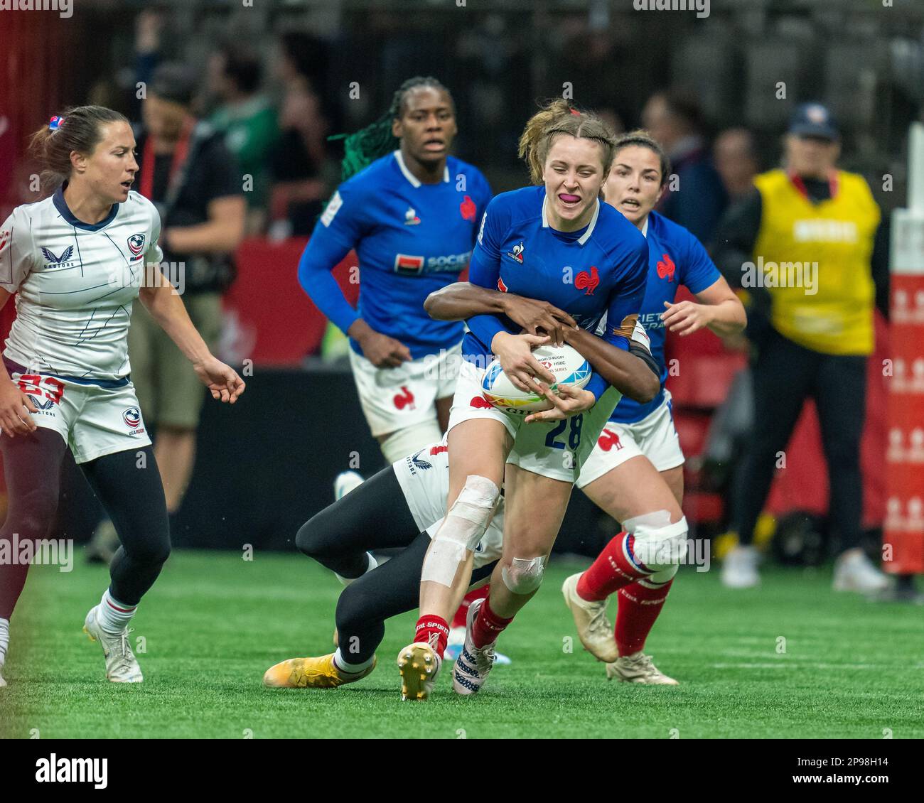 Vancouver, Kanada. 5. März 2023. Lili Dezou (F) aus Frankreich wehrt sich während der HSBC Canada Sevens gegen die USA am BC Place gegen den Tackle. Kredit: Joe Ng/Al Stockfoto