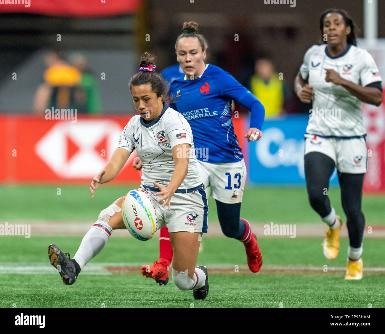 Vancouver, Kanada. 5. März 2023. Alena Olsen (F) aus den USA versucht, während HSBC Canada Sevens gegen Frankreich auf dem BC Place den Flugball zu fangen. Kredit Stockfoto