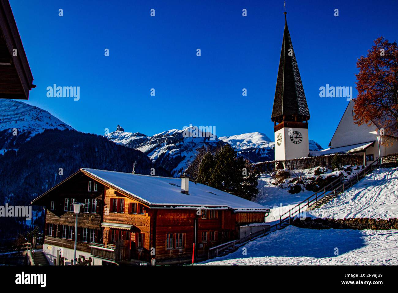 Schöner sonniger Tag in den verschneiten Schweizer Alpen, mit der besten Aussicht auf die Berge und Bergdörfer, Wengen, Schweiz Stockfoto