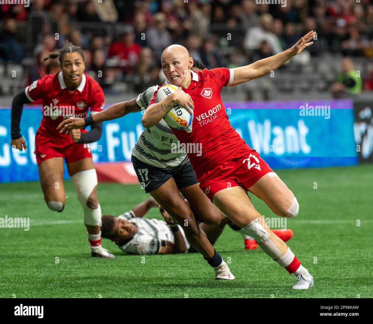 Vancouver, Kanada. 5. März 2023. Olivia Apps (R) aus Kanada wehrt sich während der HSBC Canada Sevens gegen Fuji am BC Place ab. Kredit: Joe Ng/ Stockfoto
